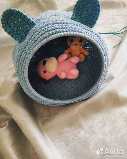 Вязаная лежанка для кота и собак