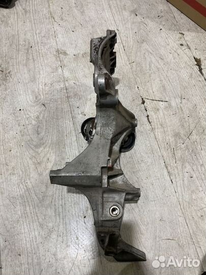 Кронштейн площадка крепление генератора Renault lo