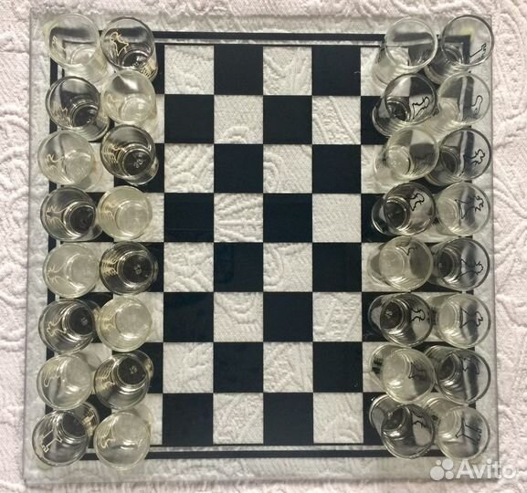 Шахматы (пьяные) стеклянные стаканчики размер доск
