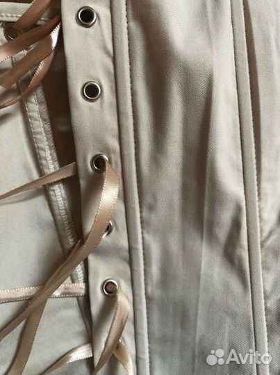 Декоративный бежевый корсет на лентах