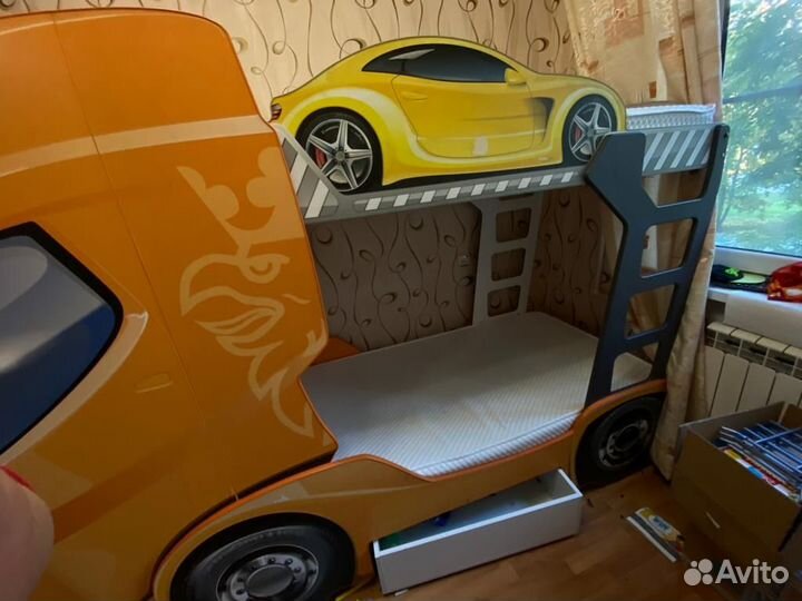 2х этажная кровать машина