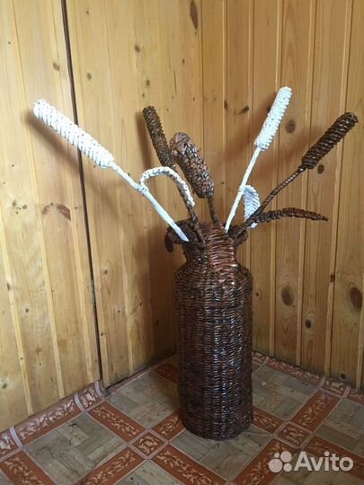 Ваза плетеная с камышами