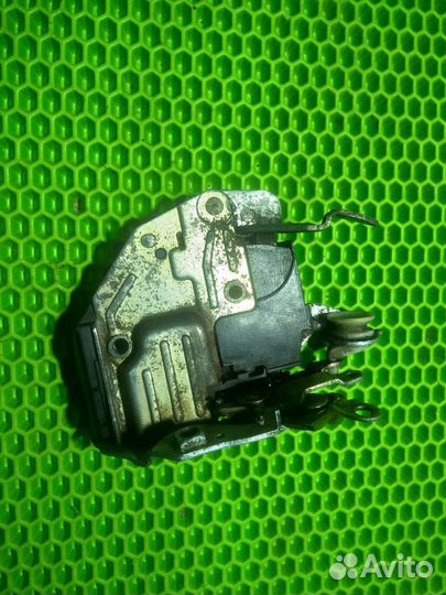 Замок передней правой двери W124