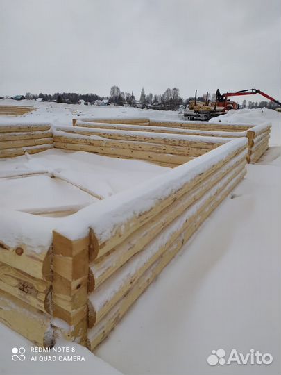 Срубы дома бани из зимнего леса