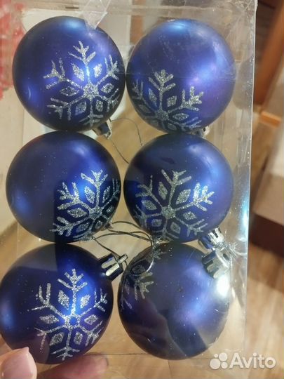 Елочные игрушки и гирлянды