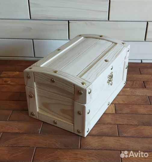 Ящик, сундук из дерева для подарков