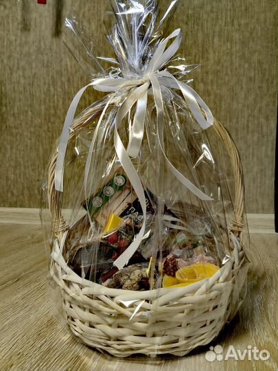 Заказ подарков, корзина с сухофруктами, букет