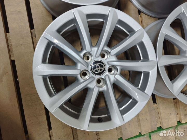 Toyota Camry V70 оригинал R17