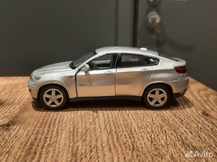 Модель автомобиля BMW X6 1:38 Kinsmart