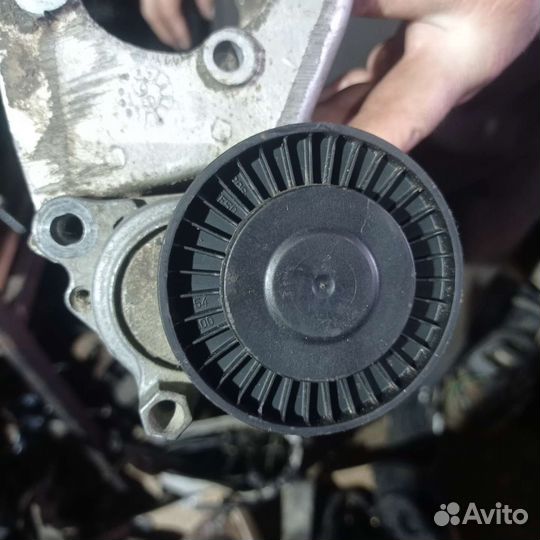 Натяжитель ремня с роликом