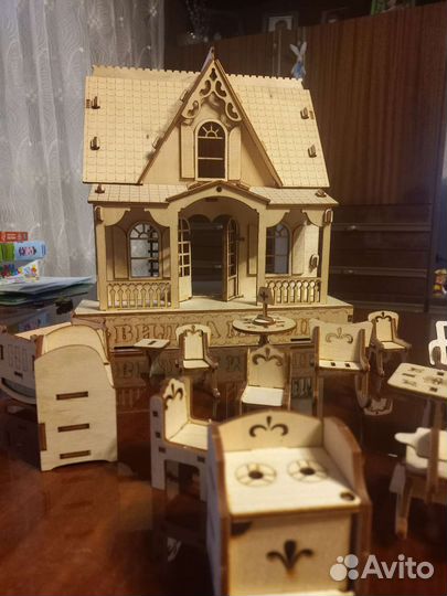 Игрушечный деревянный домик с кукольной мебелью