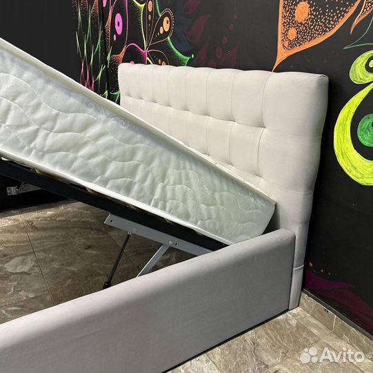 Кровать двухспальная с подъемным механизмом