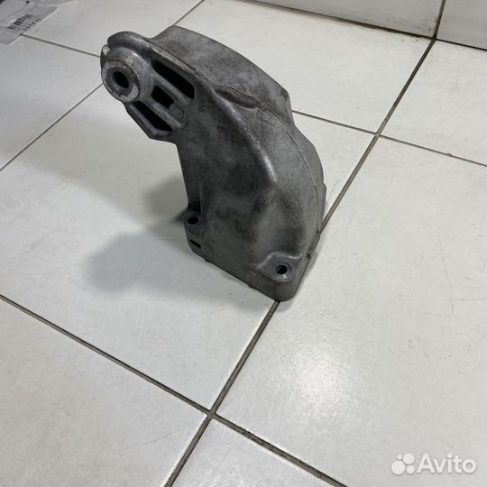 Кронштейн двигателя правый Mercedes-Benz E-Class W