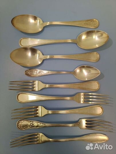 Столовые серебряные вилки и ложки