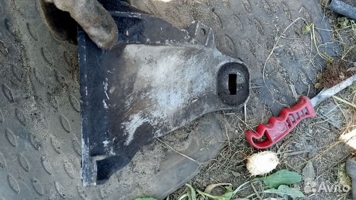 Кронштейн двигателя правый Audi 80 B4