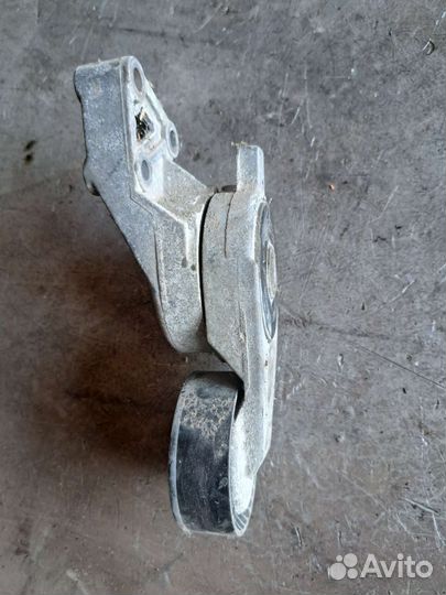 Натяжитель ремня на Volkswagen Passat B6