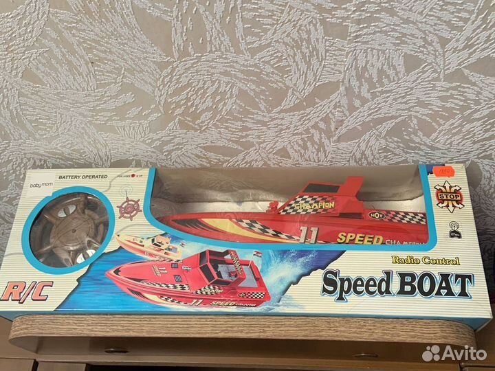 Катер на пульте управления