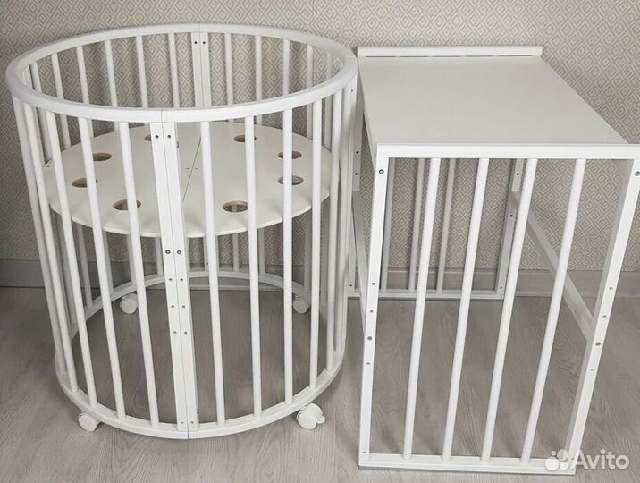 Детская кроватка с маятником