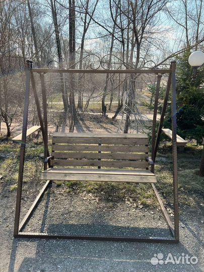 Качели с крышей