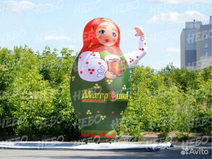 Надувная матрешка с машущей рукой