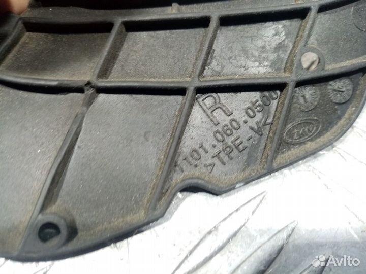 Б/У Уплотнитель фары правый#001