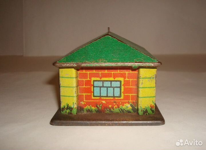 Гараж с машинкой лмз и Пиратский пистолет.СССР