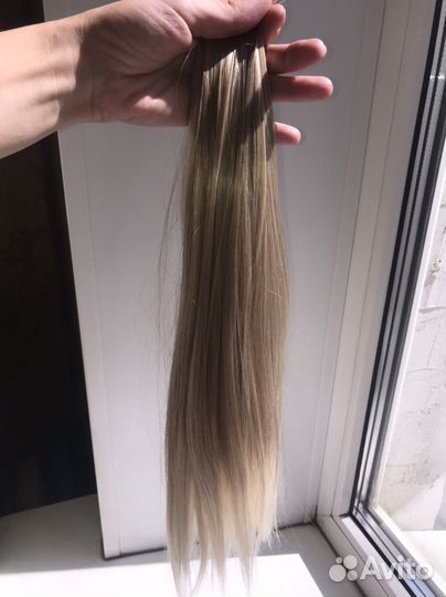 Пряди волос на заколках