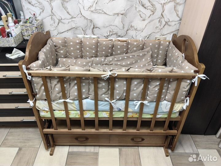 Детская кроватка с поперечным маятником