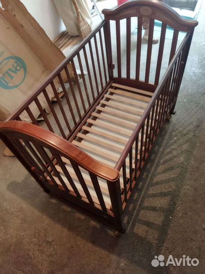 Детская кроватка с маятником и ящиком