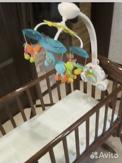 Детская кроватка с маятником