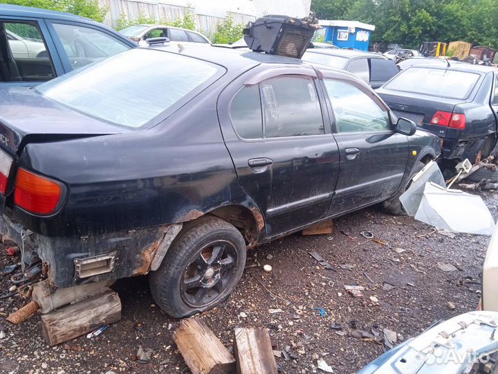 Стекло передней правой двери Nissan Primera P11