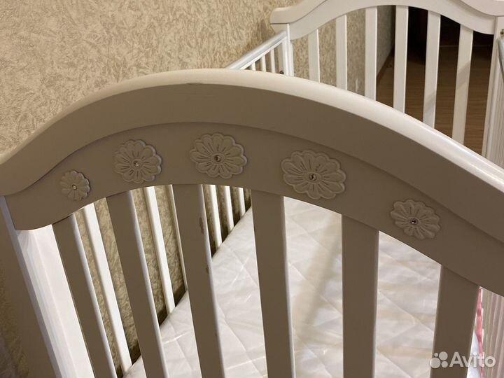 Детская кроватка с маятником