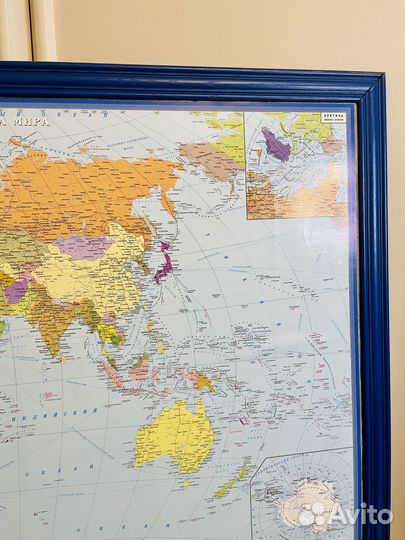 Карта мира на стену в деревянной раме