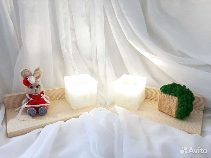 Настенная прикроватная полочка с светильником