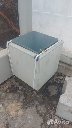 Урна из архитектурного белого бетона