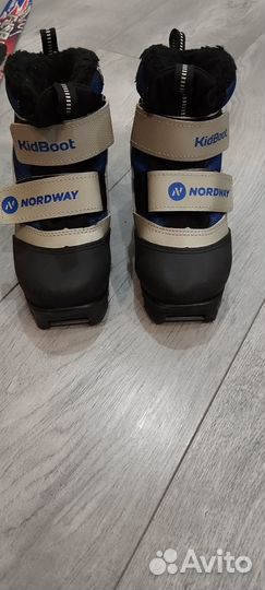 Лыжные ботинки с лыжами