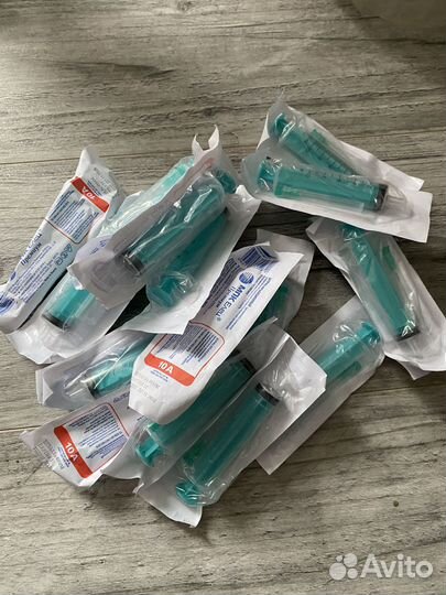 Бинты, шприцы, салфетки