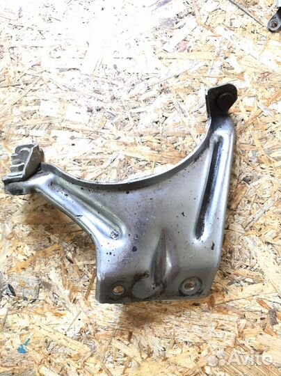 Кронштейн глушителя,катализатора Octavia A7,1.8