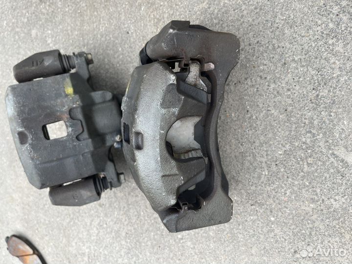 Суппорт передний Mitsubishi Grandis