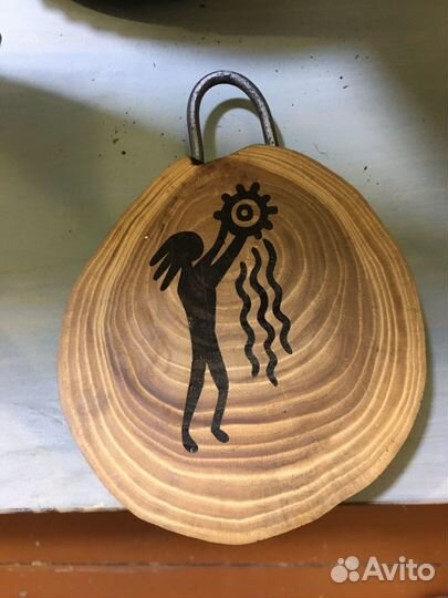 Знаки зодиака (стрелец, водолей) на спиле дерева