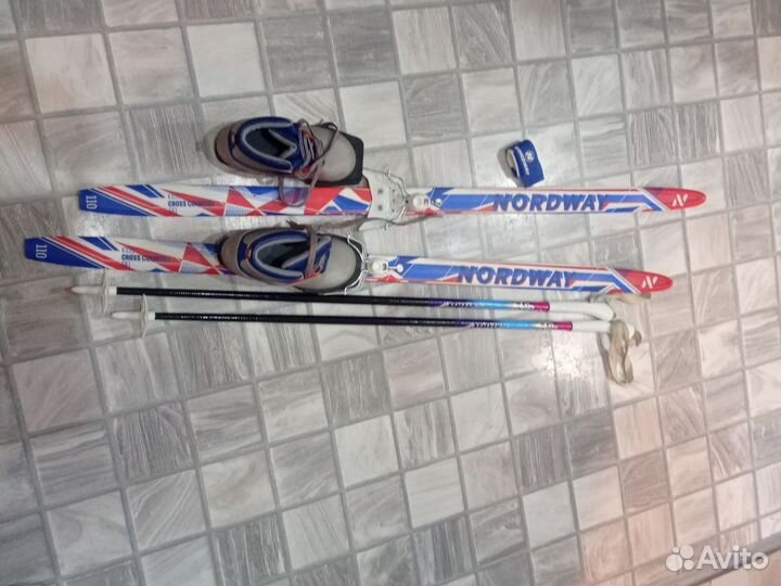 Лыжи детские 2 комплекта(лыжи, палки, ботинки)