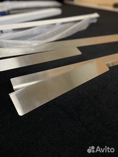 Накладки на пороги тойота LC 100 1998-2006