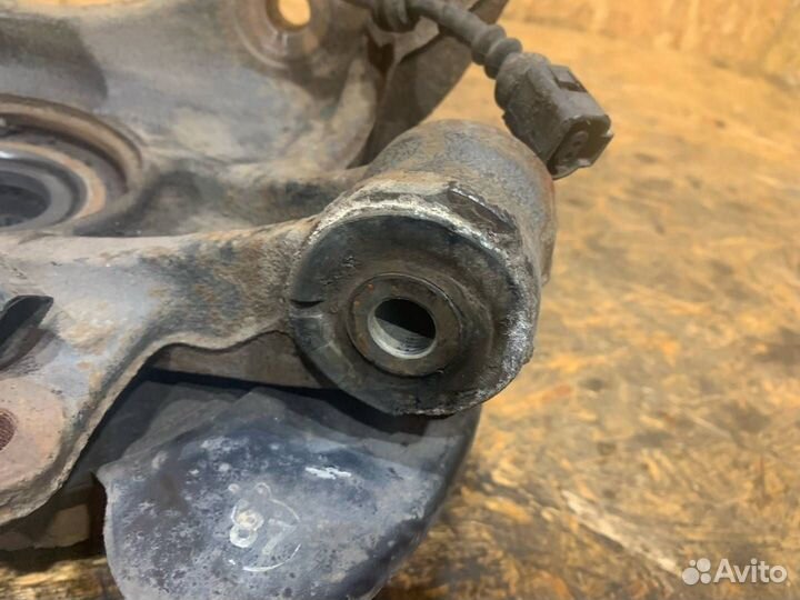 Кулак задний правый Audi Q7 4L 2008