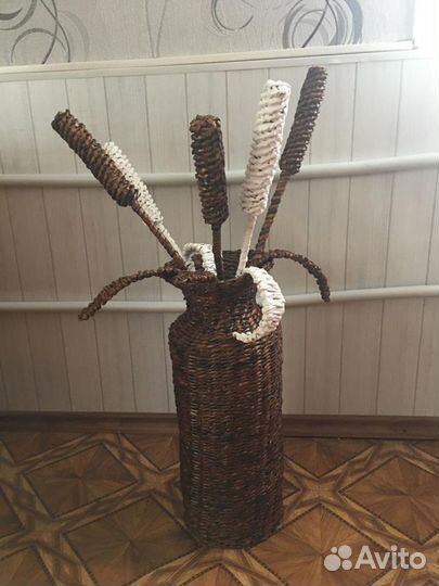 Ваза плетеная с камышами
