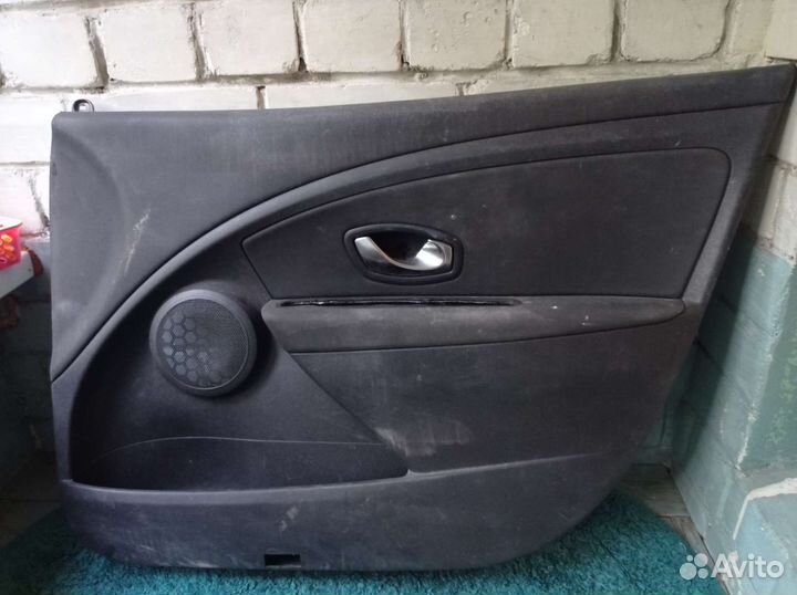 Внутренняя панель правой передней двери