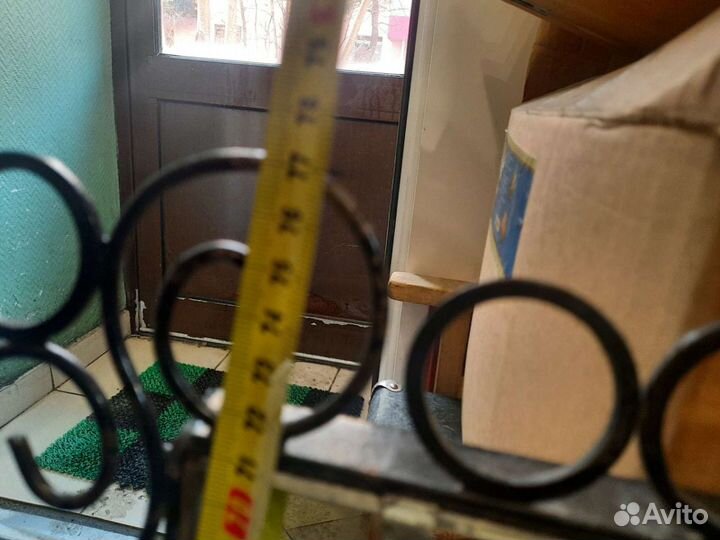 Красивое зеркало в ажурной металлической раме