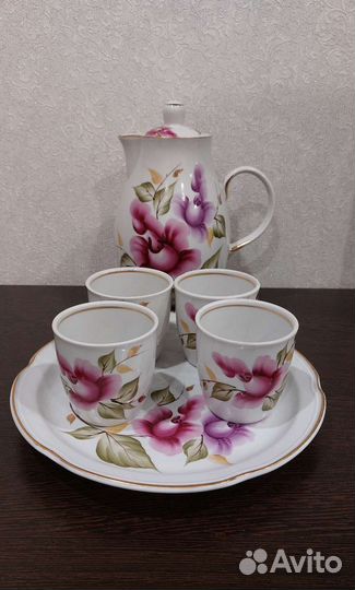 Кувшин с чашками