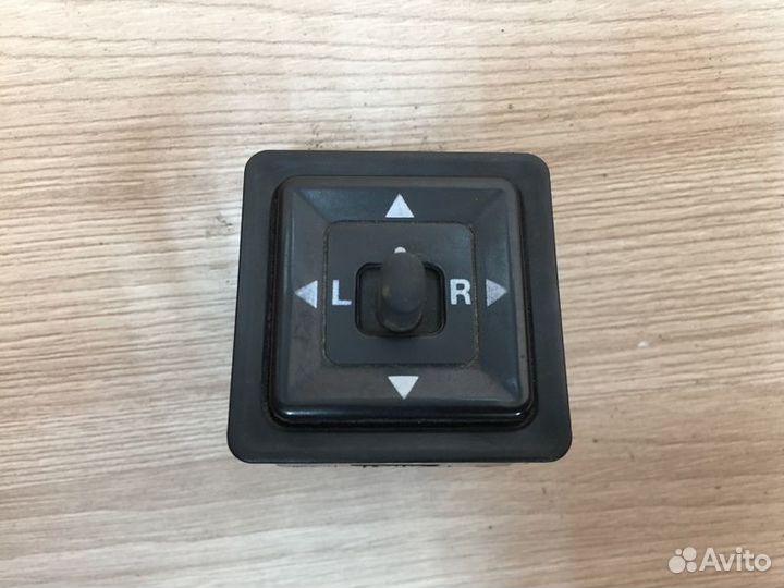 Блок управления зеркалами Mitsubishi Colt CJ с1995