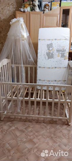 Детская кроватка с маятником