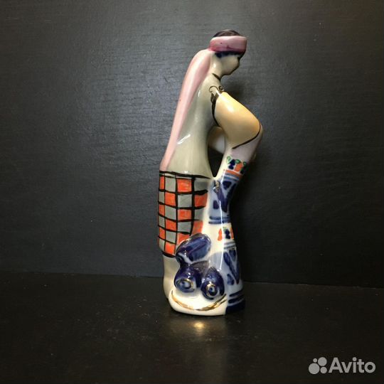 Фарфоровая статуэтка Торговка 